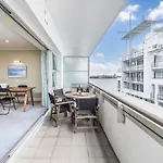 Auckland Harbour Apartment With Balcony