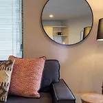 Spacious 1-Bedroom Unit In Cbd With Free Parking