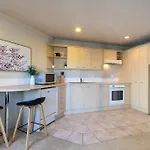Spacious 1-Bedroom Unit In Cbd With Free Parking