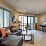 Spacious 1-Bedroom Unit In Cbd With Free Parking