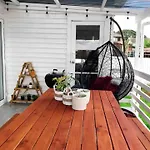 Bright & Comfy Stay In Newly Renovated Home With Parking