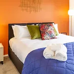 Modern Hideaway: 2-Bed Townhouse
