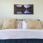 Conveniently Located 2Br Townhouse In West Akl