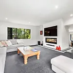Villa With Pool In Browns Bay