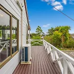 Greenhithe Hidden Gem With Sea Views And Air-Con