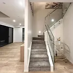 Sparkling New 4Beds Family Home