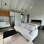 Modern Studio Close To Bayswater Ferry