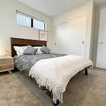 New Spacious 4Beds Family Home