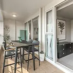 Luxurious Harbour View Apartment In Downtown