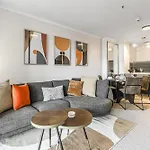 Luxurious Harbour View Apartment In Downtown