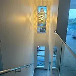 Seaviews Central With Airport Proximity\