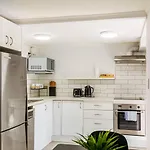 Riches Serendipity Home With Parking And Air-Con