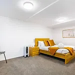 Riches Serendipity Home With Parking And Air-Con