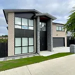 Extra-Large Brand-New House 8 Bedrooms 6 Bathrooms