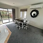 Auckland Airport Holiday Home