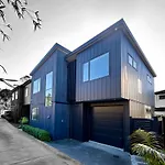 New Spacious 4Beds Family Home