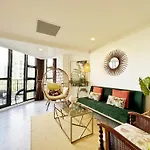 Spacious Park Views With Spa, Pool, Gym, Netflix