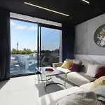 Entertainers Penthouse With 5 Bedrooms Pool & Spa