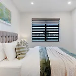 Central Oasis Townhouse With Parking And Air-Con