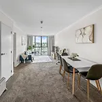2Br Newmarket Retreat Cozy Stay On Broadway