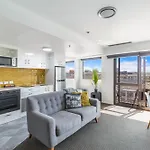 Contemporary 1Br City Escape With Pool & Gym