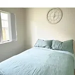 Bright&Cozy Room - Homestay Style - On Street Parking Only