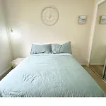 Bright&Cozy Room - Homestay Style - On Street Parking Only