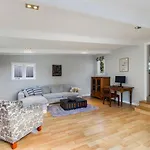 Grand Character Villa In Meadowbank