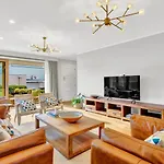 Executive Home On Paritai