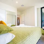 Sophisticated One-Bedroom Hotel Suite In Parnell