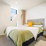 Sophisticated One-Bedroom Hotel Suite In Parnell
