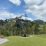 Bethells Luxury Retreat - Auckland Glamping