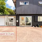 Cozy 2-Bedroom Unit With Private Bath In Torbay