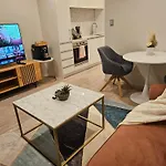 Urban Haven - Spa, Pool And Patio