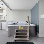 Deluxe City Centre Hot Tub Heated Swimming Pool