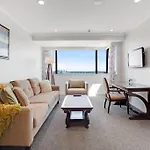 Luxurious Apartment 1Br Free Carpark Gym Pool & Hottub