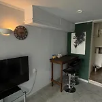 Cozy Home In Remuera