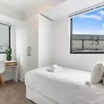 Central 3Br W Balcony Full Kitchen & Amenities