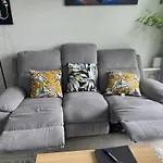 Immaculate 3 Bd 2 Bth Apartment -Free Carpark & Pool