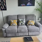 Immaculate 3 Bd 2 Bth Apartment -Free Carpark & Pool