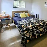 Nestled In The Woods Out West - Private Queen Bed And Bath