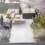 Luxury Townhouse With Aircon, Huge Balcony & Hot Tub
