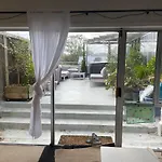 Luxury Townhouse With Aircon, Huge Balcony & Hot Tub