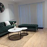 Stylish New Modern 3-Br Home In Auckland - Perfect For Your Next Getaway!