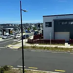 Stylish New Modern 3-Br Home In Auckland - Perfect For Your Next Getaway!