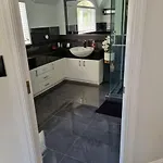 The Luxurious Manor - Very Large Bedroom With Private Ensuite