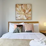City Haven Retreat - Stylish 2Br Townhouse Vs Ac & Backyard