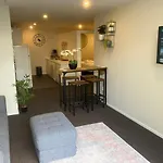 2 Bedroom Apt A Few Steps To Queen St