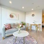 Modern Comfy Studio Apartment In Auckland Cbd - Swimming Pool