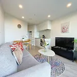 Modern Comfy Studio Apartment In Auckland Cbd - Swimming Pool